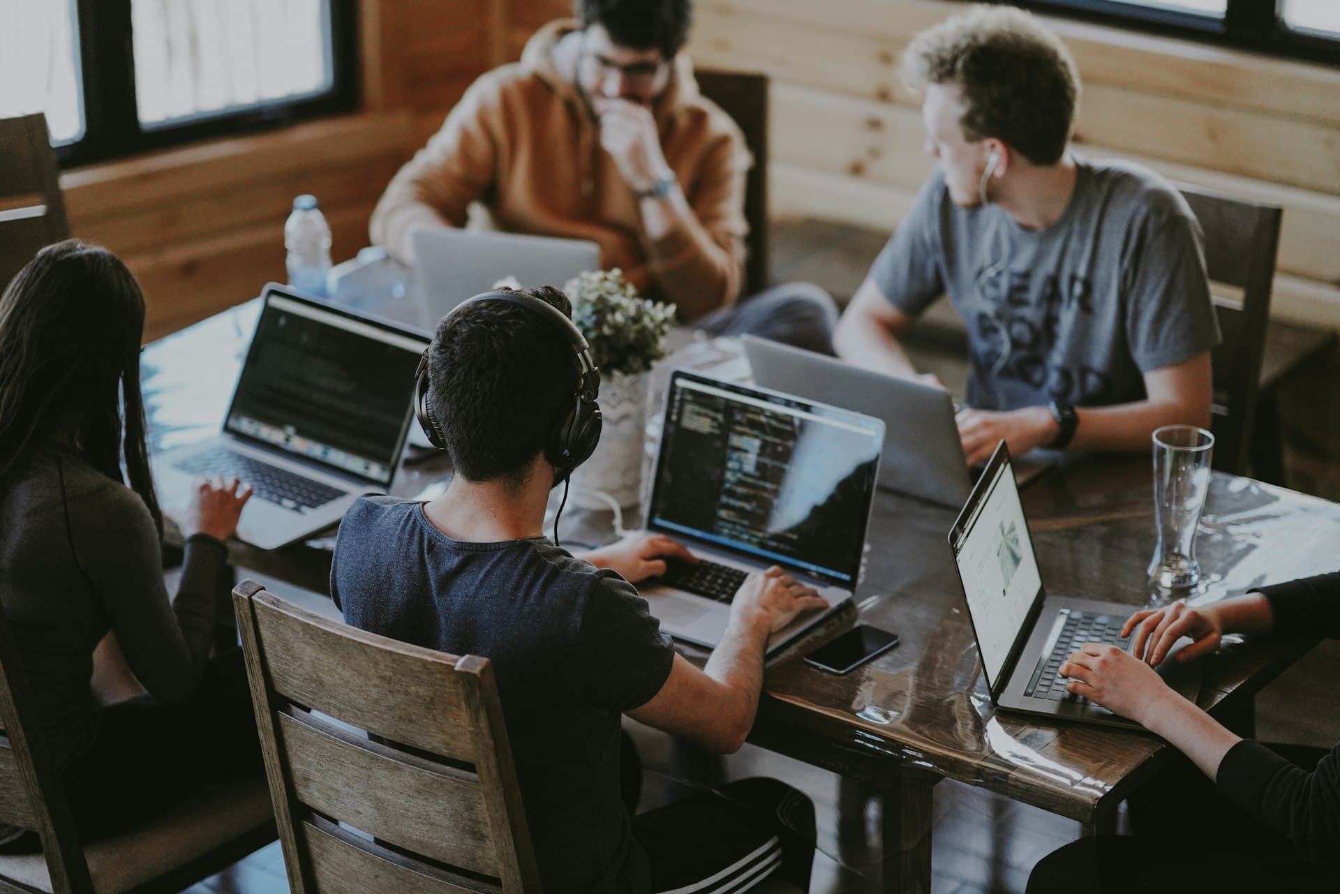 Equipo de ingenieros trabajando